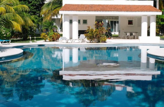 House of the yellow bike/6 pax+REEF Beach Club