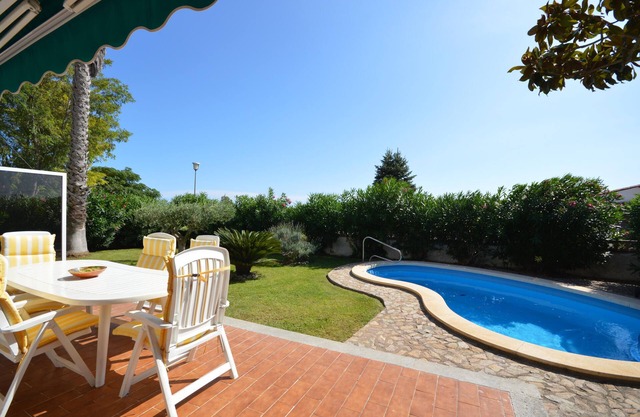 House Olot 68 - A/C, WiFi, garden, private pool, quiet area.