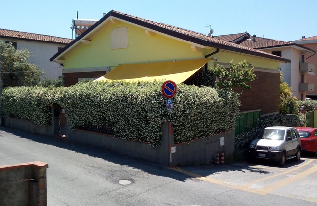 HOUSE ON THE BORDER OF FORTE DEI MARMI