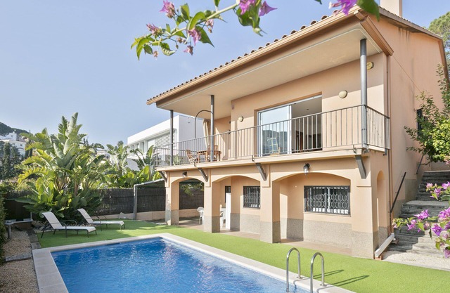 House on the beach with pool, for 9 people.