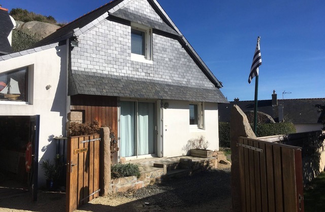 House on the coast of Granit Rose in the center of Trégastel very calm beach