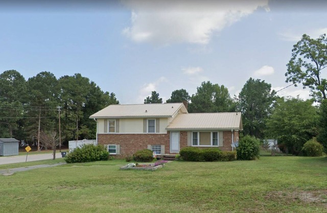 House on the Hill , 5 beds, 2 baths, 2 living rooms, close to downtown Zebulon