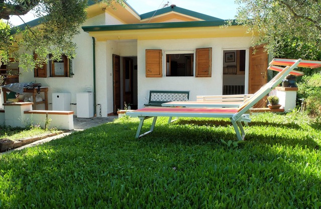 House on the hill max privacy, large fenced garden, indoor parking space
