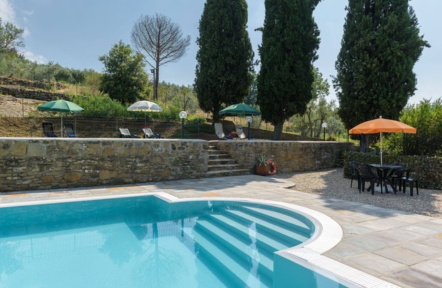 House only 4 km from Cortona, sleeps 12. Private pool, AC, Wi-Fi and small gym
