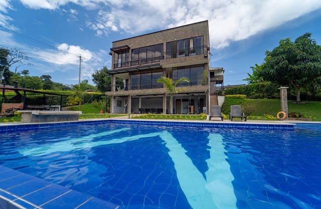House or villa in Pereira near the airport for up to 20 people 5 bedrooms