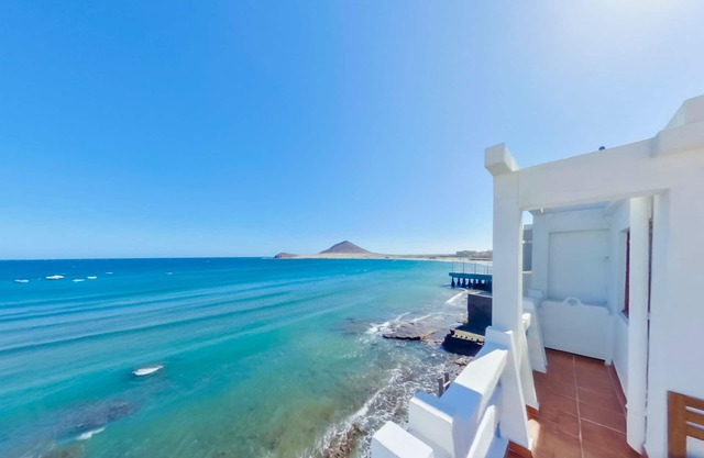 HOUSE OVER THE SEA (touching the water) VERY CENTRAL EL MEDANO, BBQ terrace,