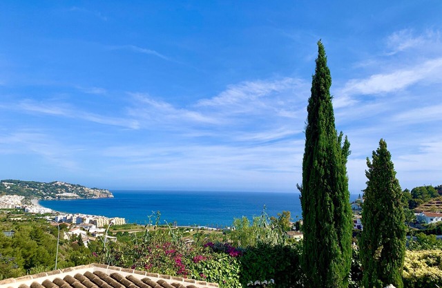 House overlooking the Bay of La Herradura and optional naturist pool. Relax.