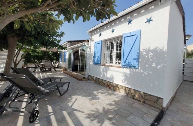 House perfect condition, very quiet area at 750m beach, near supermarkets.