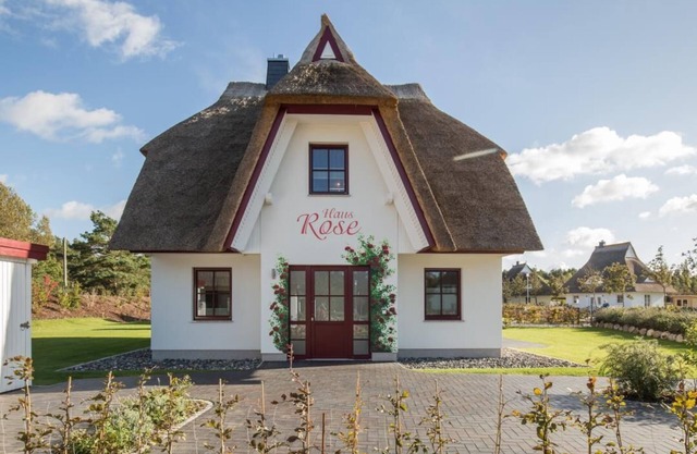 House Rose, luxury vacation home in Fuhlendorf for 4 people with sauna and beach chair