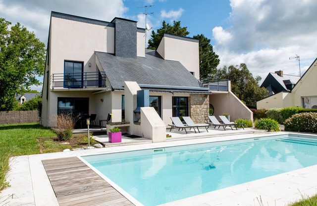 House sea view 80m from the beach with heated pool and secure