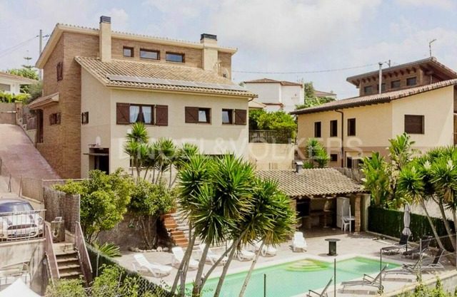 House sleeps 19. 2.5 km from beach, 8 km from Sitges, 45 km from Barcelona, Tarragona