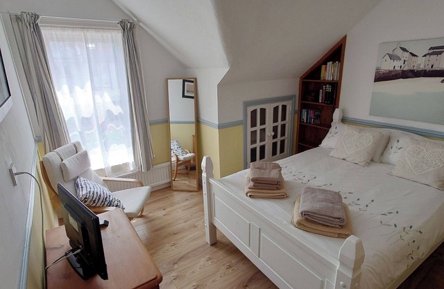 House - Sleeps 8 - Pet friendly - Garden - Parking