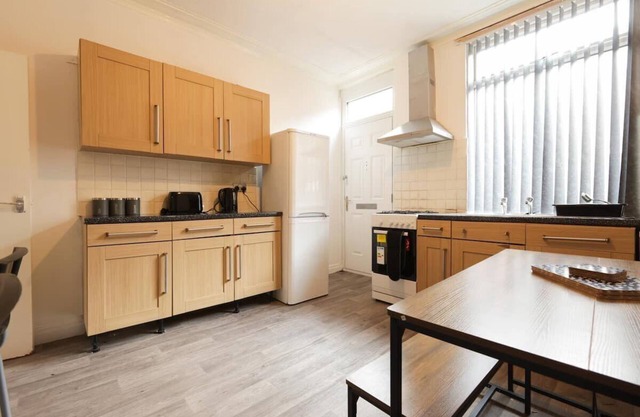 House-Sleeps8-Parking-Garden