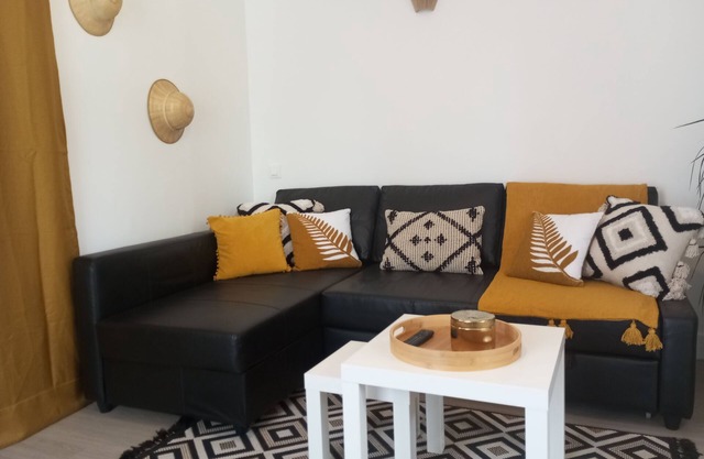 House T2 in Chorges center, quiet, garden, air conditioning