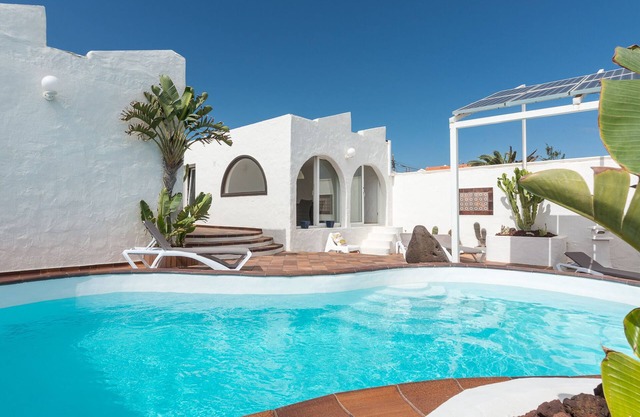 House terrace 100m above the beach.Magnificent views180ºbeach.Golf. Free Wifi