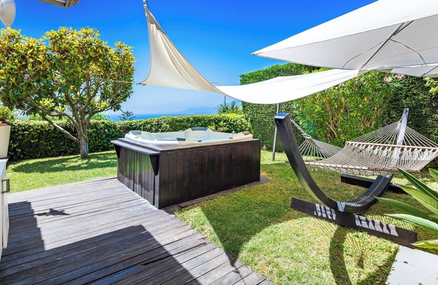 House "The Seagull" with garden/grill/jacuzzi sea view
