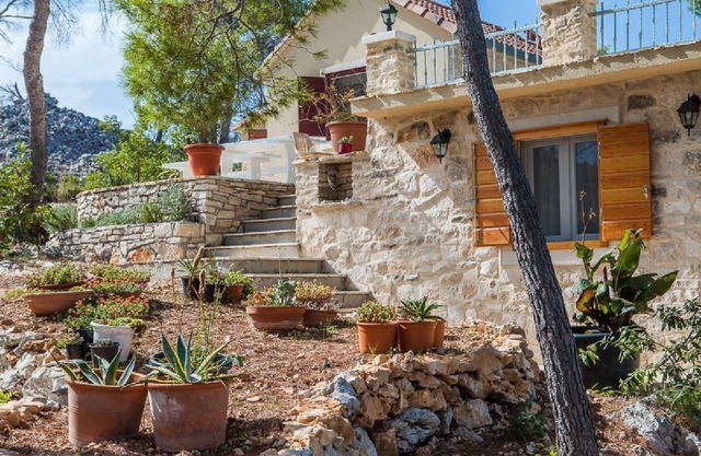 House Vesna Kupinova (46801-K1) - Milna - island Brac