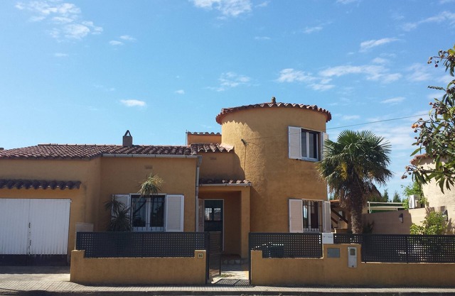 HOUSE VILLA COSTA BRAVA 4 bedrooms near the sea Swimming pool tennis Garage Wi-Fi