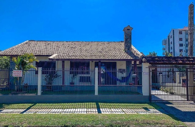 House w/4 bedrooms, garage for 3 cars 900mts from the center and 500mts from the beach