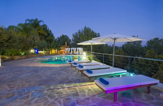House with private pool and many areas of enjoyment for the family. San Rafael