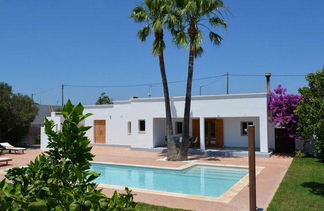 House with terrace, garden and pool in quiet area