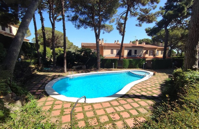 House with swimming pool, garden and parking, 8-10 minutes walking to the beach