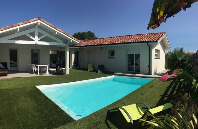 HOUSE WITH HEATED POOL 5 M FROM THE OCEAN, THE VILLAGE AND THE MARINE LAKE