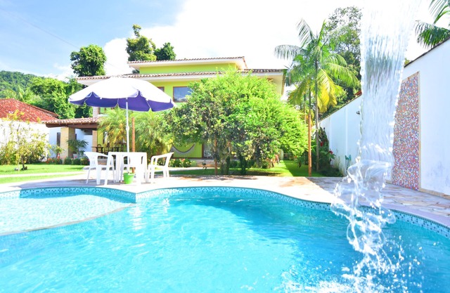 House with 3 suites, swimming pool in a residential neighborhood, up to 7 people