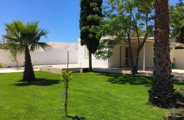 House with 4 beds, close to the sea but immersed in the Salento countryside.