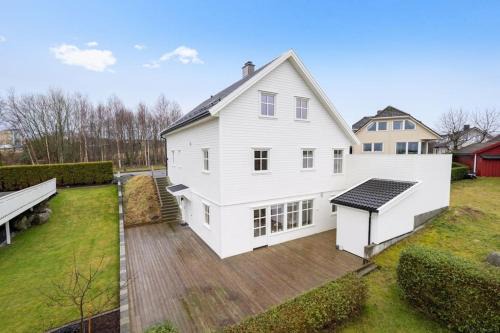 House with 5 bedrooms, 2 bathrooms, available for ONS