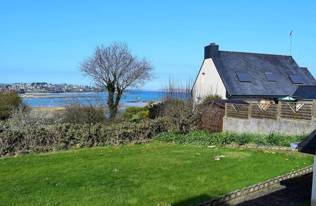 House with enclosed garden for rent in Louannec, close to the sea