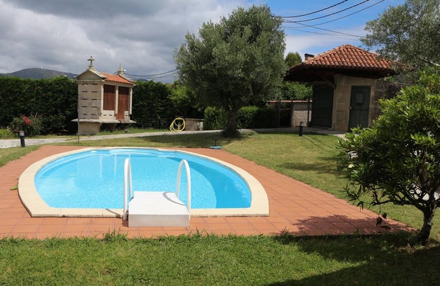 House with pool and private garden, near Cabio beach