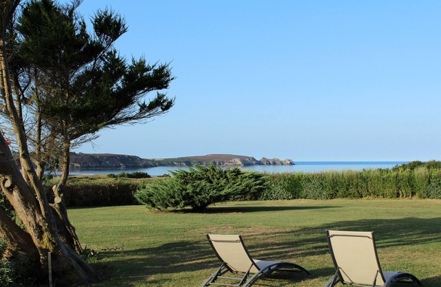 House with exceptional sea view - 350 m from the beach - large enclosed garden - quiet location