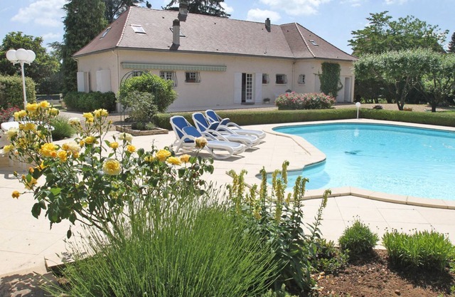 House with swimming pool 5 minutes from Périgueux