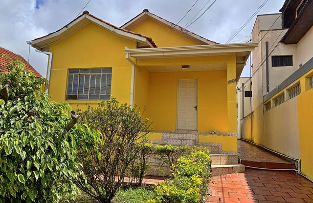 House with garage and backyard in Curitiba