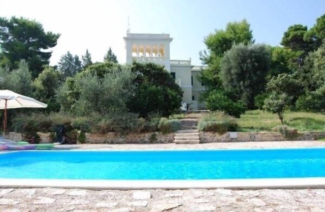 House with garden and private swimming pool
