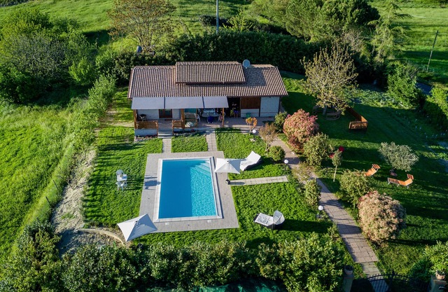 House with garden 4 km to la playa " bolsena lake"