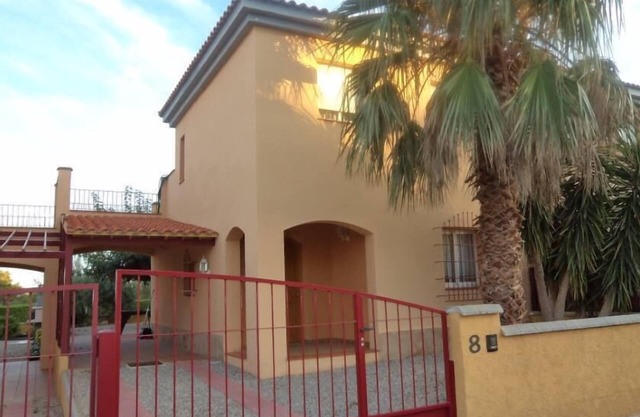HOUSE WITH GARDEN AND POOL, FREE WIFI, IDEAL FOR FAMILIES.