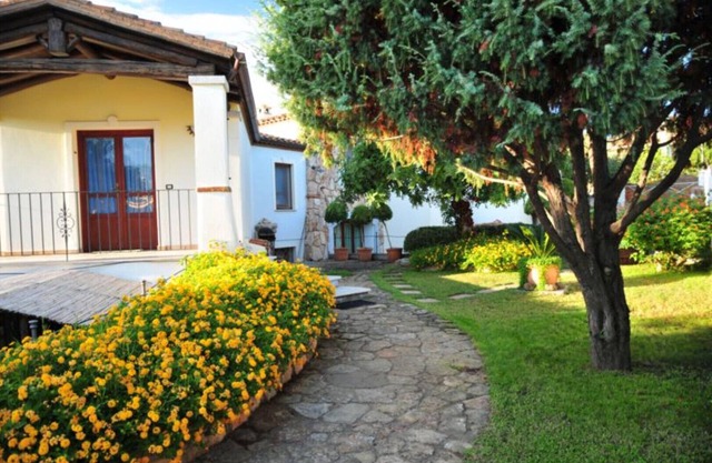 House with garden and porch 100 meters from the sea, free and equipped beach