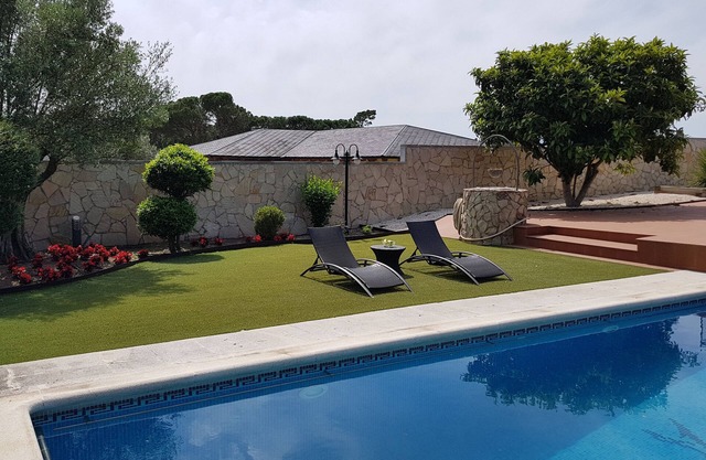 House with garden and private pool, basketball court, wifi. On the Costa Brava.