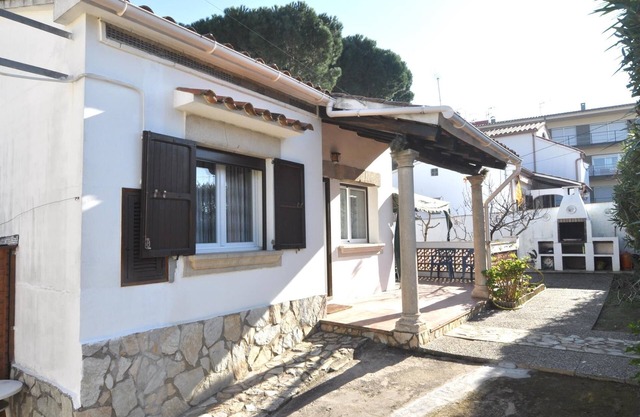 House with garden, barbecue and air conditioning