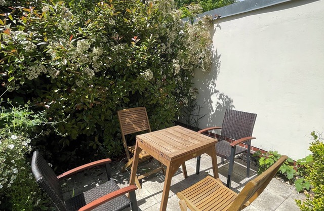 House with garden, close to bus and train stations with plenty of parking spaces