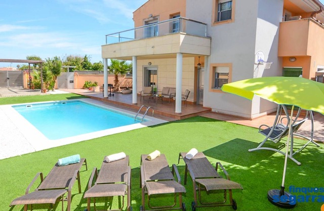 House with garden, pool and barbecue
