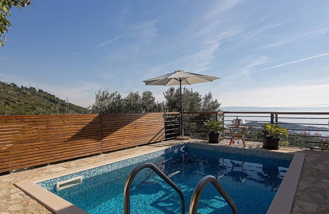 House with heated pool, terrace with sea view, 2 bedrooms, quiet location