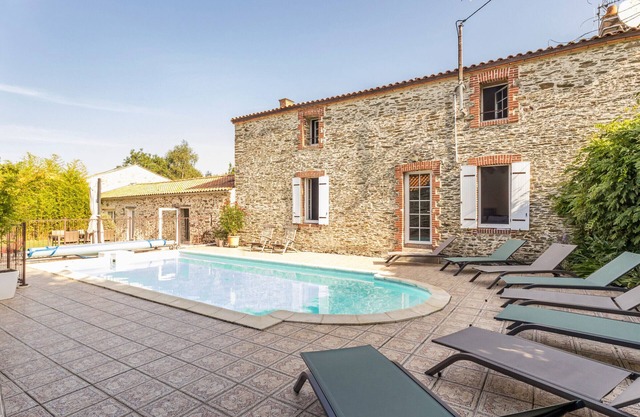 House with heated private pool, near beach in Pornic