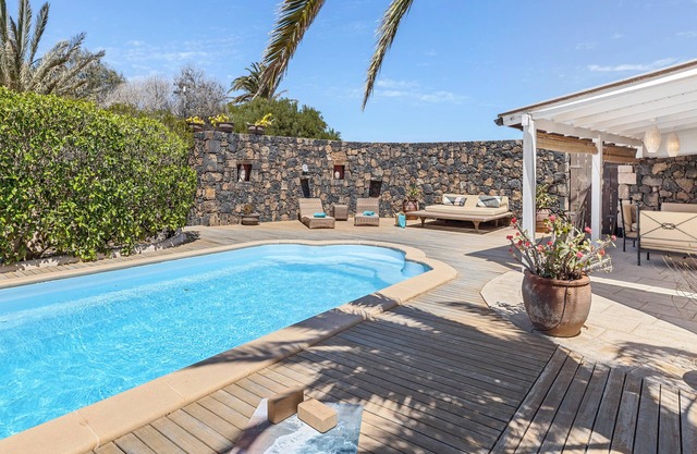 House with heated swimming pool, solarium, large garden, high-speed WIFI access.
