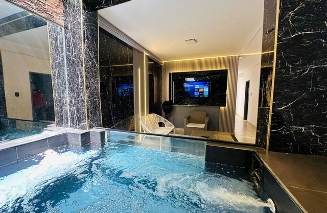 house with jacuzzi near lleras park
