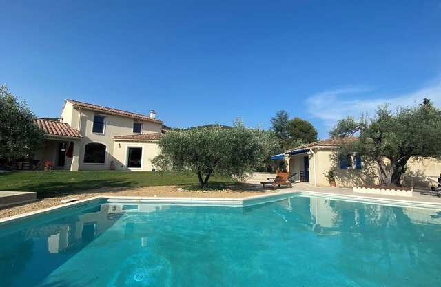 House with large private pool in Provence