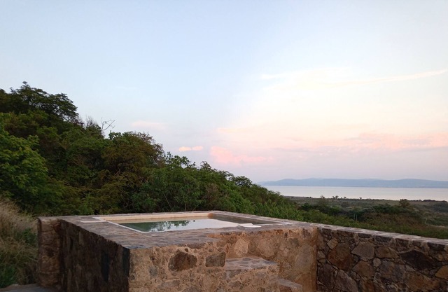 House with lake view and jacuzzi