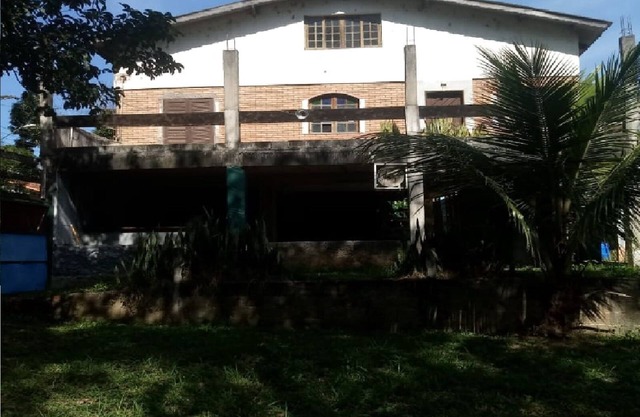 House with large green area with park and dam nearby.